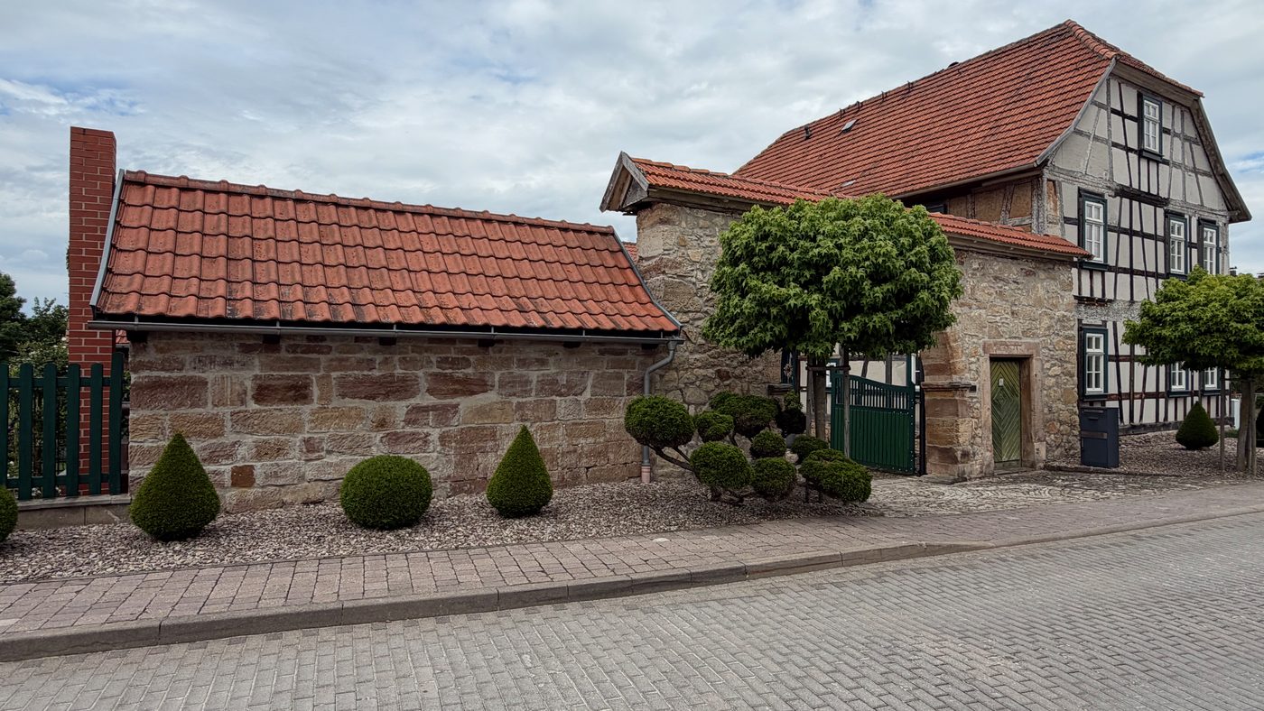 Hofansicht des Fröbelhauses mit Backhaus, Sandsteintorbogen und Fachwerk-Wohnhaus