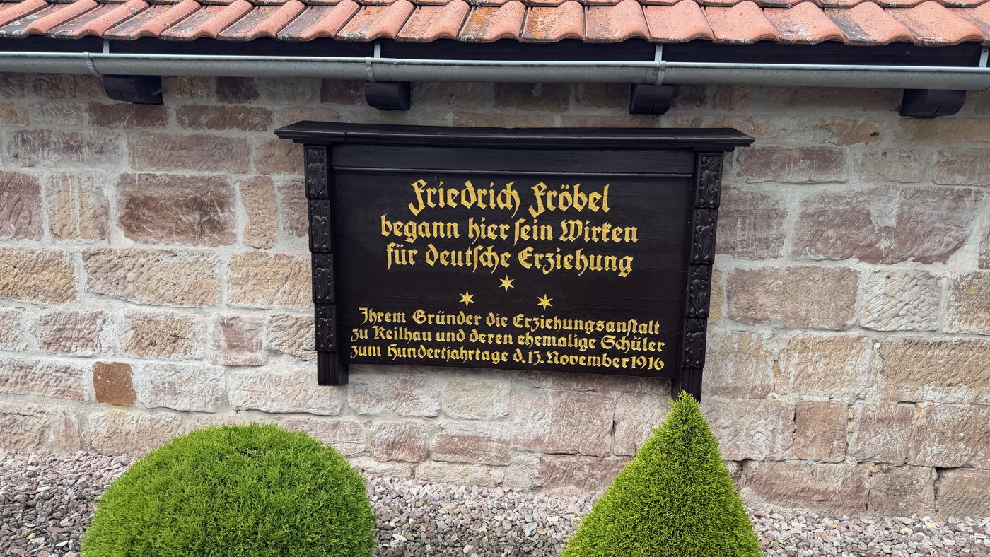 Gedenktafel für Friedrich Fröbel an der Außenwand des Fröbelhauses, vergoldete Schrift