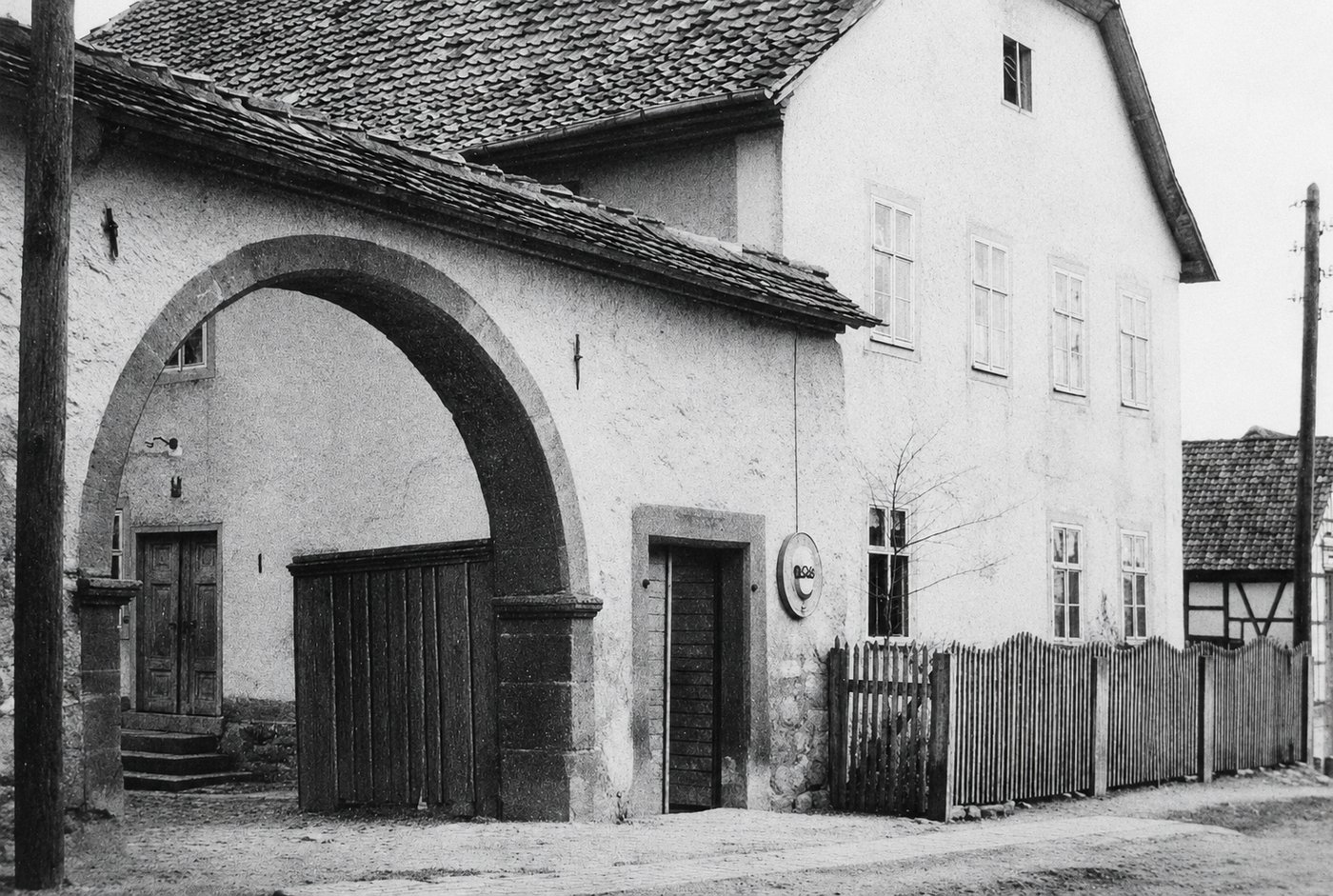 Historische Aufnahme des Hauses als Forsthaus mit dem großen Sandsteintorbogen