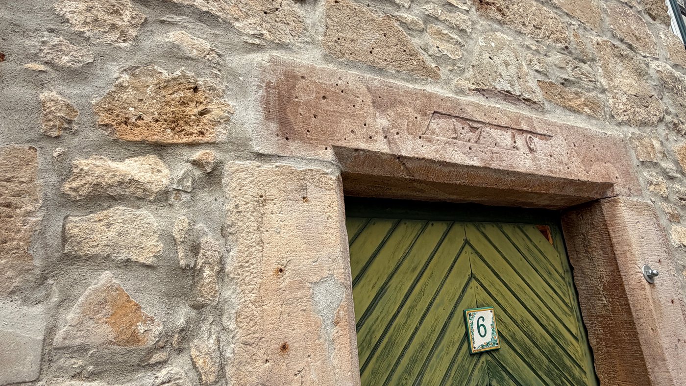 Sandsteingewände der Haustür mit datiertem Türsturz und Hausnummer 6