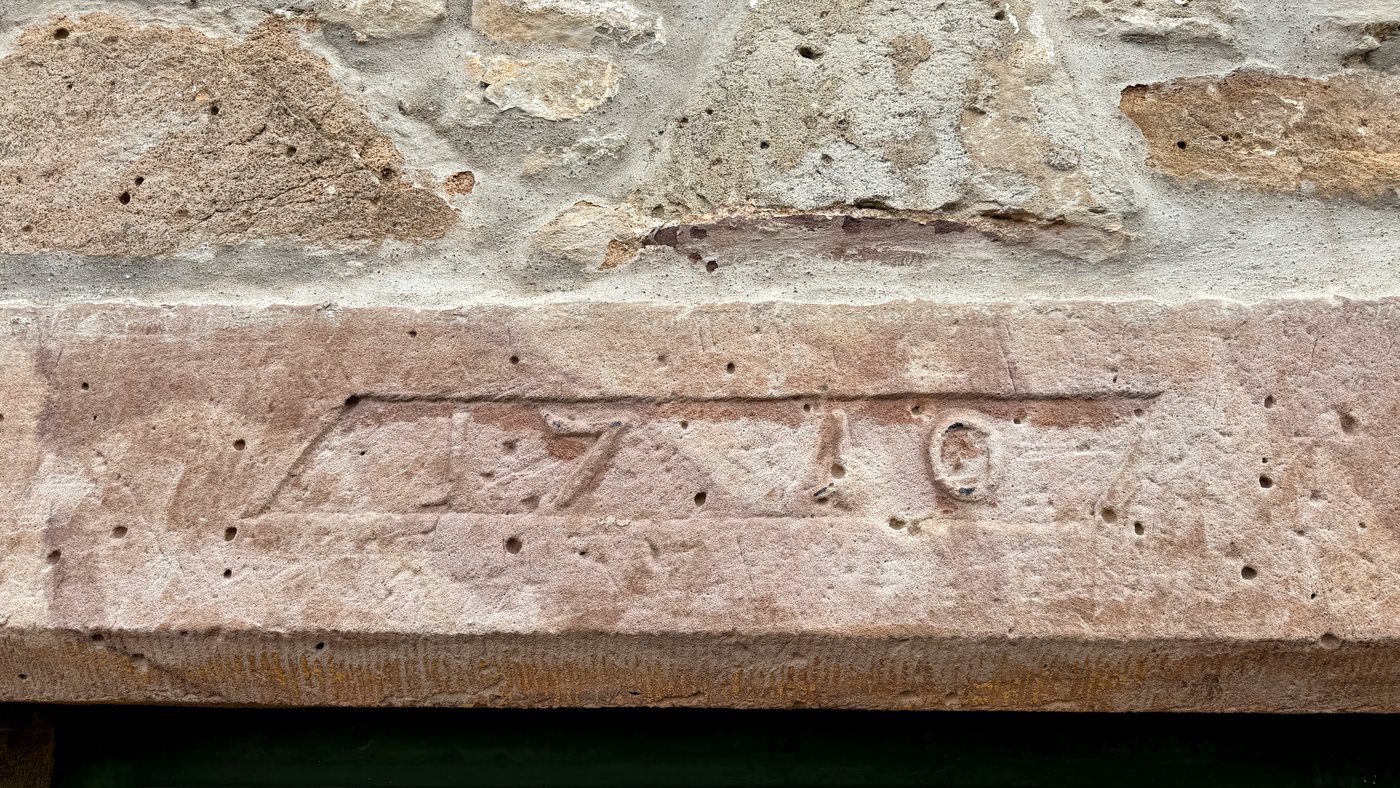 In den Sandstein gemeißelte Jahreszahl 1710 am Türsturz